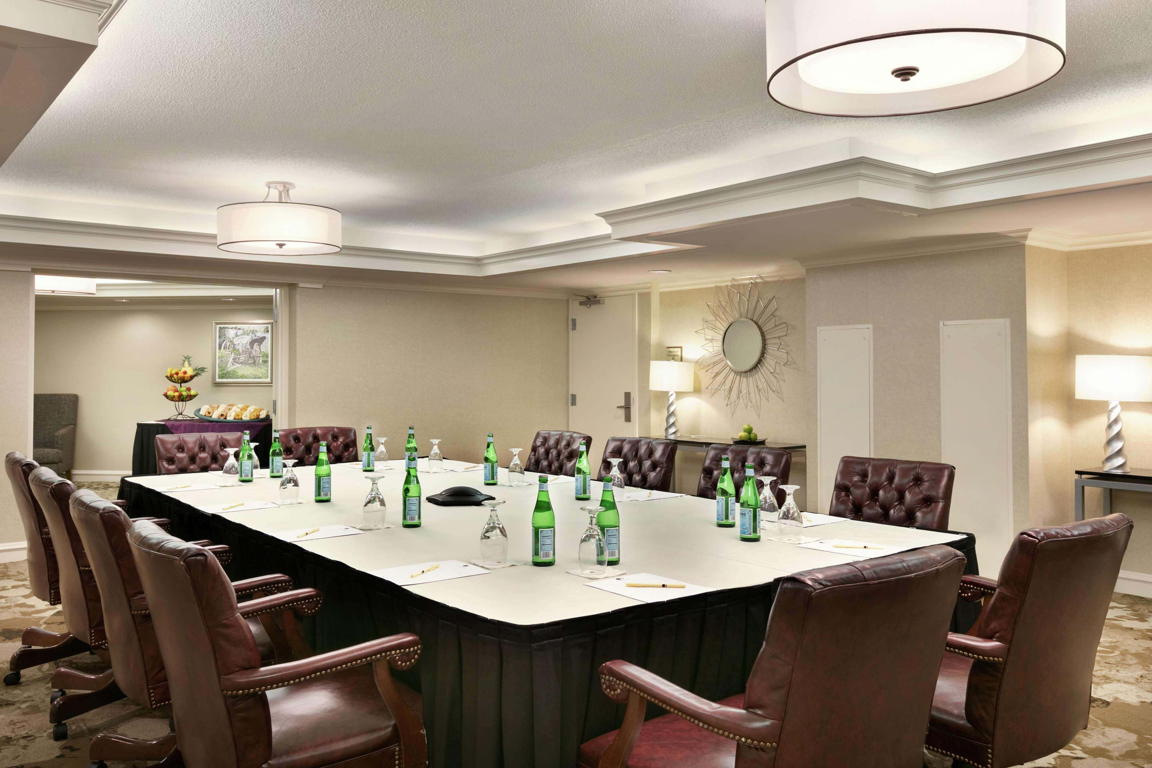 ดับเบิลทรี รีสอร์ต บาย ฮิลตัน แลงคาสเตอร์ Hotel Willow Street ภายนอก รูปภาพ